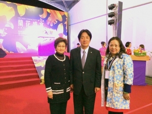 台南市賴清德市長與賴李承美會長顧問、陳淑珠名譽會長於2014台灣國際蘭展」會場上合影。