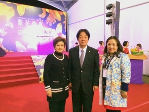台南市賴清德市長與賴李承美會長顧問、陳淑珠名譽會長於2014台灣國際蘭展」會場上合影。