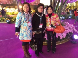 賴李承美會長顧問、定謝月英名譽會長、陳淑珠名譽會長於「2014台灣國際蘭展」會場上合影。