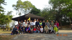 2015-2-8港澳台灣同鄉會登山隊行山健行照片 本週日(2/8)同鄉會登山隊將由台北經濟文化辦事處黃新華組長領隊，帶領各位健走「大潭水塘,陽明山」2顆星,由黃紹明先生掌旗,圓滿結束!