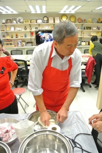 郎正宇會員教大家如何桿水餃皮，而且為配合水餃皮的製作美食班老師徐王寶鳳及蕭郁珮理事，同時自備材料，於本會會館現場指導。~~你來桿皮我來包餡~~，即場煮食，水餃皮Q，餡鮮美可口，場面充滿在溫馨愉快的歡笑中。