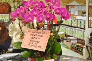 2012年12月5日為推廣台灣客家文化，台灣新竹縣邱鏡淳縣長，率領逾百人的團隊，前往中國推介展出，其間亦在香港裕華國貨百貨公司作出為期22天的「台灣良品在新竹-客家文化及良品展」等活動，並邀請本會賴李承美會長出席2012年12月5日的開幕典禮儀式。當晚由香港台灣客屬同鄉會徐聖翔會長及本會賴李承美會長宴請。